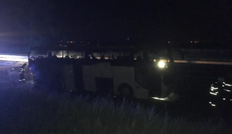 FOTO/VIDEO: Požár autobusu uzavřel dálnici na Prostějov. 49 cestujících bylo evakuováno