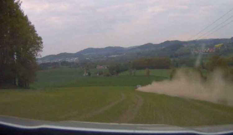 Zdrogovaný řidič na Strakonicku zběsile ujížděl policistům, skončil na břehu Otavy.