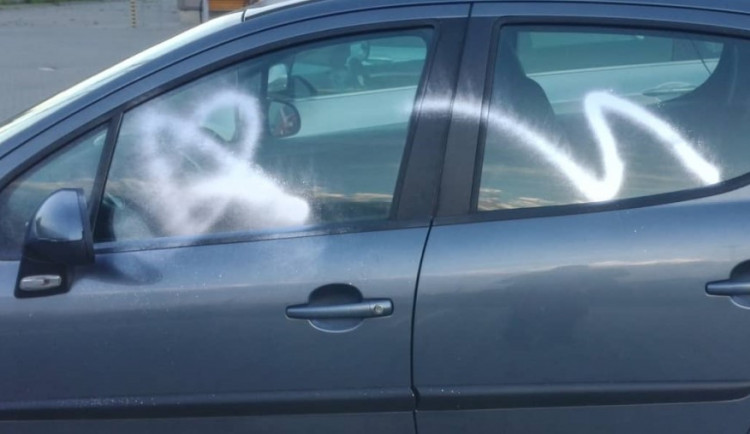 Vandal posprejoval auto v ulici Za Vodojemem. Hrozí mu i vězení