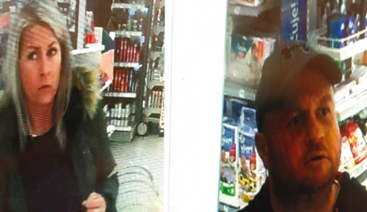 VIDEO: Olomoučtí policisté pátrají po muži a ženě. Jsou podezřelí z krádeže v drogerii