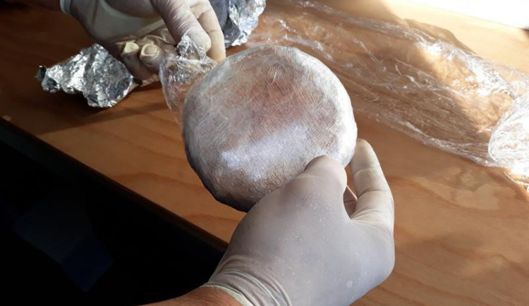 FOTO: Celníci zastavili na dálnici D3 osobák, našli v něm skoro kilo a půl heroinu