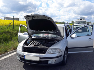 Celníci zastavili na dálnici D3 osobák, našli v něm skoro kilo a půl heroinu.