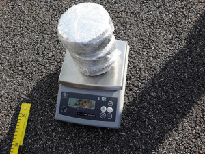Celníci zastavili na dálnici D3 osobák, našli v něm skoro kilo a půl heroinu.