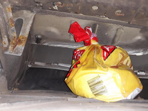 Celníci zastavili na dálnici D3 osobák, našli v něm skoro kilo a půl heroinu.