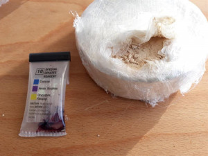 Celníci zastavili na dálnici D3 osobák, našli v něm skoro kilo a půl heroinu.