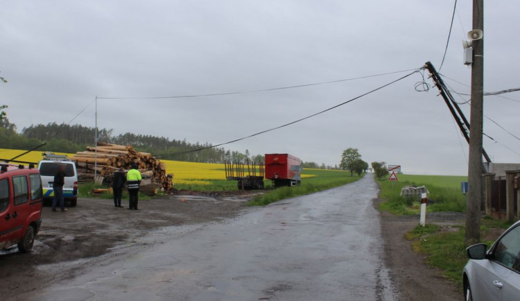 Řidič kamionu při couvání návěsem zachytil dráty. Poškodil dva sloupy vedení