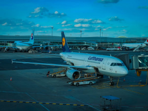 Na letišti v Praze se při pojíždění střetla dvě letadla