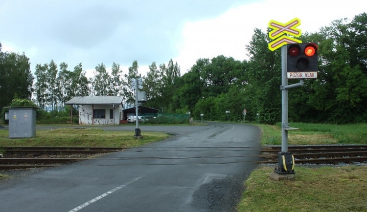 AKTUÁLNĚ: Vlak srazil člověka na přejezdu u Bystrovan. Tragédie uzavřela trať na Velkou Bystřici