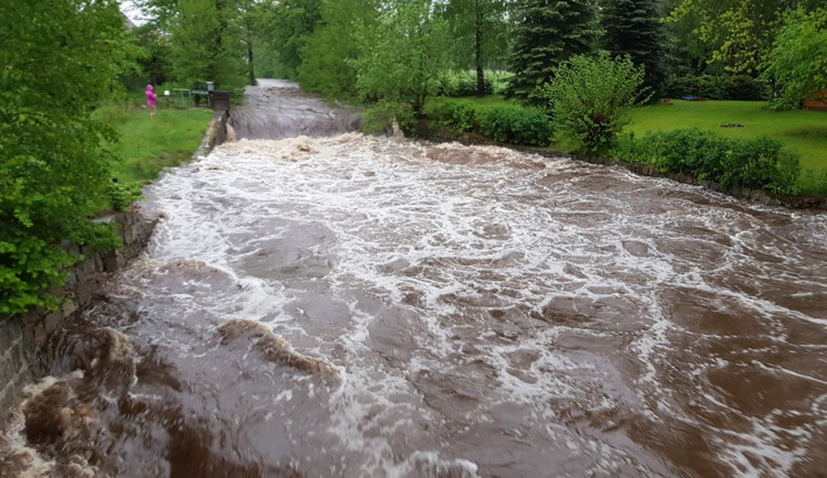 Po vydatném dešti stoupají řeky na severu ČR, pršet bude dál
