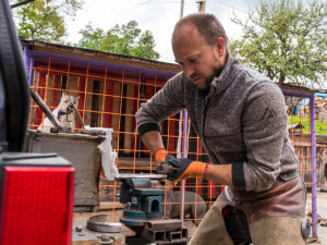 Míra Čemus, pětadvacet let je podkovářem. Měl nakročeno i na žokeje, ale neměnil by.