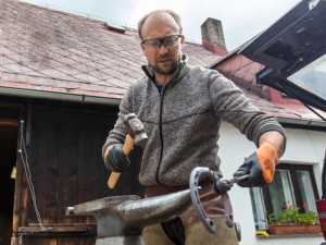 Míra Čemus, pětadvacet let je podkovářem. Měl nakročeno i na žokeje, ale neměnil by.