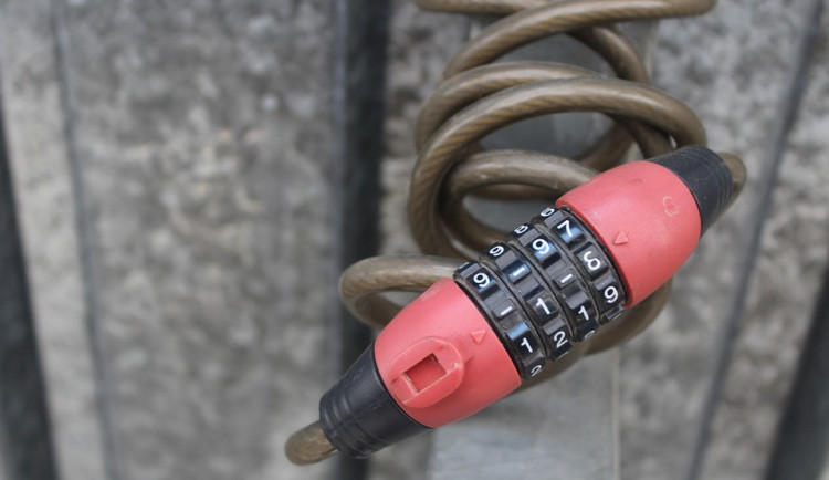 Zloděj ukradl kolo, které si žena zamkla v Sokolské ulici