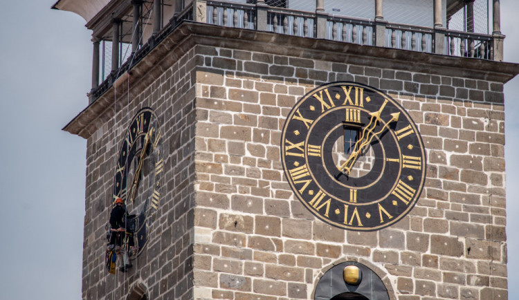 Hodiny na Černé věži v Budějcích po čtyřiceti letech září novotou. Speciální barvu vybírali památkáři