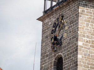 Hodiny na Černé věži v Budějcích po čtyřiceti letech září novotou. Speciální barvu vybírali památkáři.
