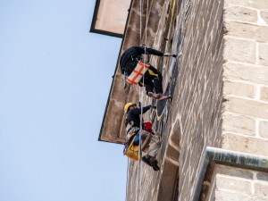 Hodiny na Černé věži v Budějcích po čtyřiceti letech září novotou. Speciální barvu vybírali památkáři.