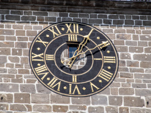 Hodiny na Černé věži v Budějcích po čtyřiceti letech září novotou. Speciální barvu vybírali památkáři.