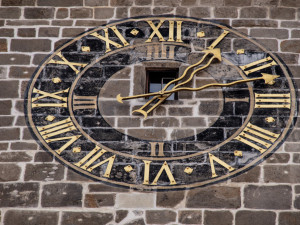 Hodiny na Černé věži v Budějcích po čtyřiceti letech září novotou. Speciální barvu vybírali památkáři.