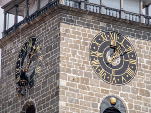 Hodiny na Černé věži v Budějcích po čtyřiceti letech září novotou. Speciální barvu vybírali památkáři.