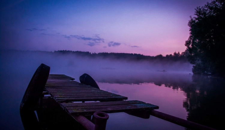 Studenti střední umělecké školy opět vystavují svá díla. Najdete tam fotografie, ale i řemeslné techniky.