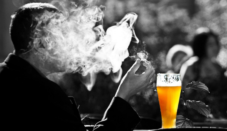 Za dva roky protikuřáckého zákona ubylo hospitalizací i kuřáků