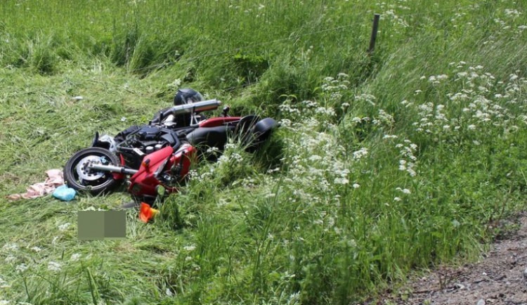Srna vběhla před rozjetý motocykl. Řidič i spolujezdkyně skončili v nemocnici