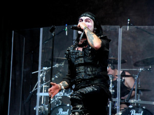 Cradle Of Filth na Metalfestu pomrkávali spíše po skalních fanoušcích. Byli ve skvělé formě.