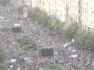 Dnešní demonstrace na Václavském náměstí se účastní 120 tisíc lidí
