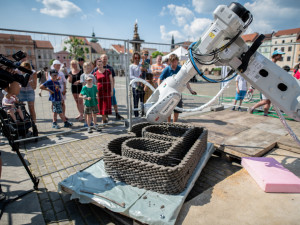 V Budějcích začal sochařský festival, sochy tiskne i robot.