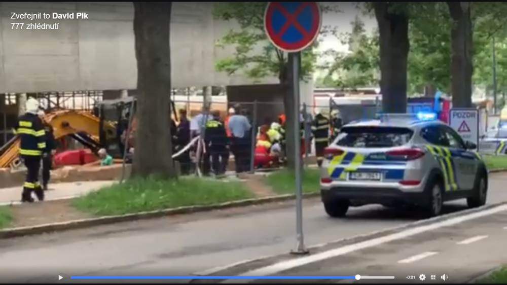 U jihlavské polytechniky hlína zavalila dělníka. Zasahovat musel také vrtulník