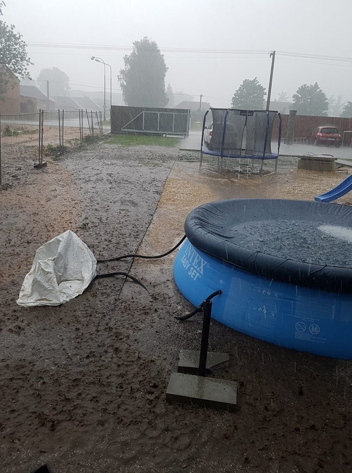 Jihem se prohnaly bouřky a kroupy. Hasiči evakuovali lidi z rodinného domu