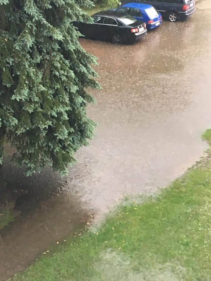Jihem se prohnaly bouřky a kroupy. Hasiči evakuovali lidi z rodinného domu
