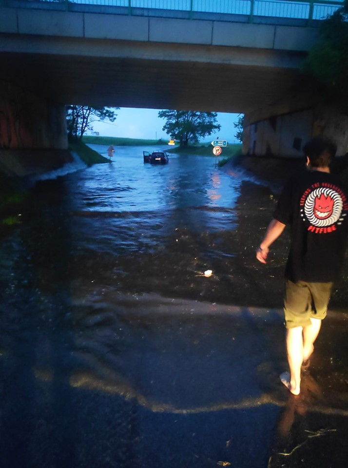 Jihem se prohnaly bouřky a kroupy. Hasiči evakuovali lidi z rodinného domu
