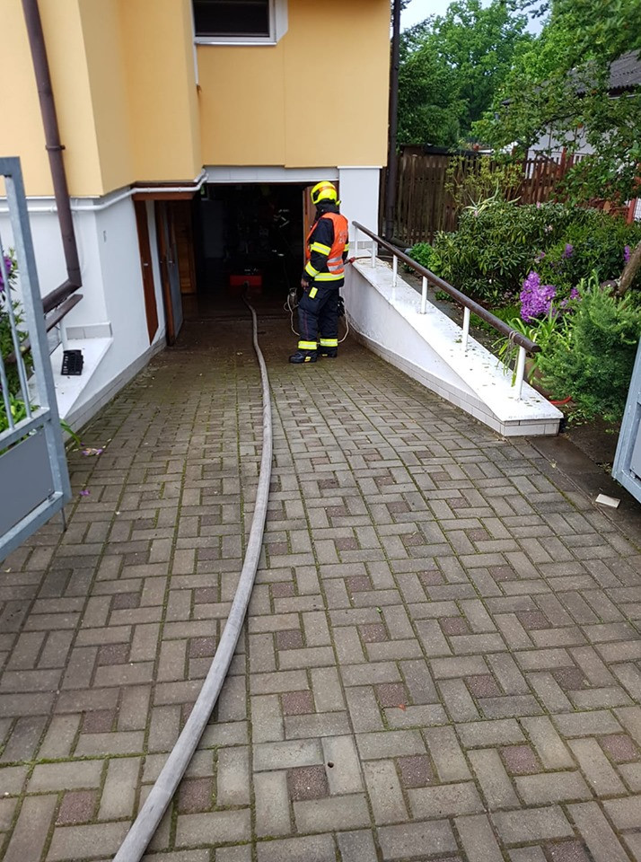 Jihem se prohnaly bouřky a kroupy. Hasiči evakuovali lidi z rodinného domu