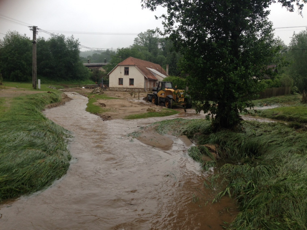 Jihem se prohnaly bouřky a kroupy. Hasiči evakuovali lidi z rodinného domu