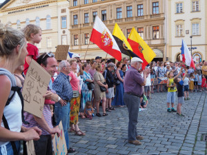 PŘEHLEDNĚ: Tisíce lidí protestovaly v městech proti Babišovi a Benešové