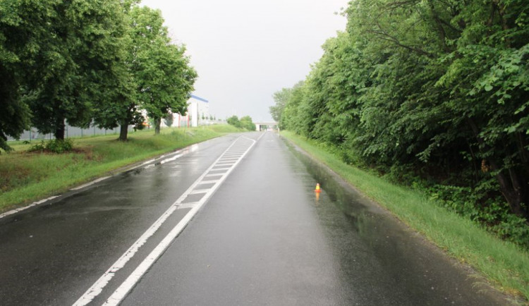 Policie pátrá po řidiči, který při předjíždění srazil cyklistku a z místa nehody ujel