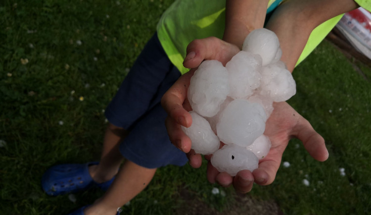 V sobotu se přiženou bouřky a kroupy. V platnosti je výstraha s vysokým stupněm nebezpečí.