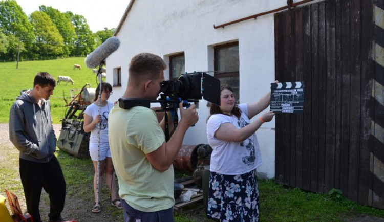 V devatenácti se odhodlal k natočení celovečerního filmu. Můj scénář přesvědčil i zkušené herce, říká mladý režisér