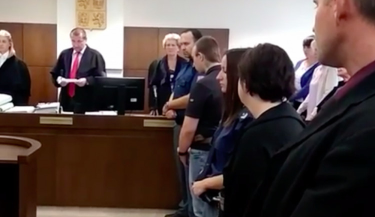 Odsouzená za vraždu otěhotněla ve věznici. Teď je v Jilemnici a místním se to nelíbí