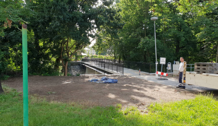 Lávka od tržnice k Sokolovně je průchozí. Oprava stála necelé čtyři miliony korun