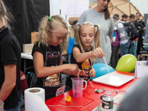 Před vysvědčením na Maker Faire Prague. Sedm aktivit, které s dětmi můžete vyzkoušet na festivalu kreativity