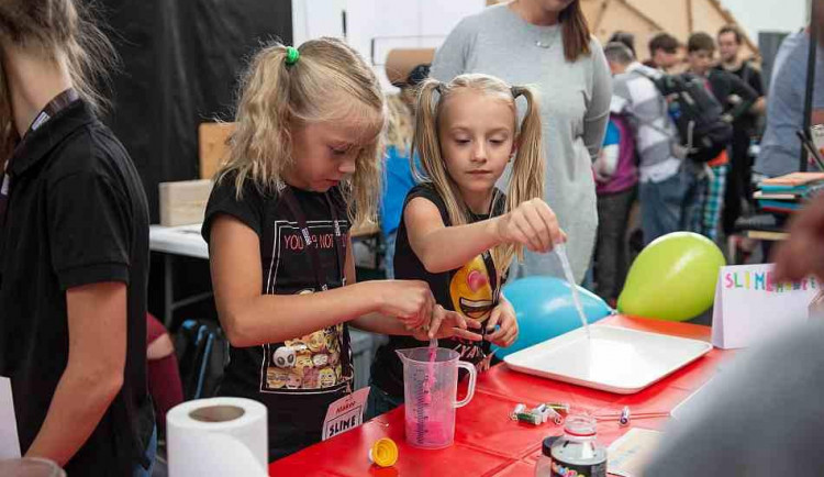 Před vysvědčením na Maker Faire Prague. Sedm aktivit, které s dětmi můžete vyzkoušet na festivalu kreativity.