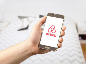 Poplatek z ubytování zřejmě dopadne i na služby typu Airbnb