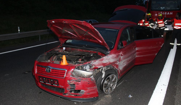 Žena nezvládla řízení, na dálnici dostala smyk a narazila do svodidel