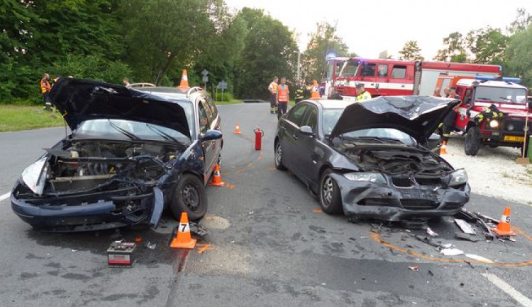 FOTO: Senior nedal přednost autu na hlavní silnici. On i spolujezdkyně skončili v nemocnici