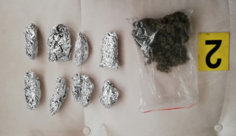 FOTO: Policie zadržela dealera marihuany. Hrozí mu pět let ve vězení