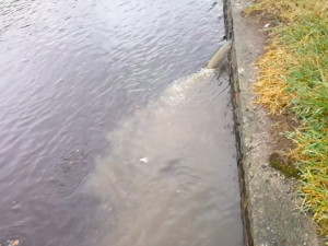 Do Vltavy v Krumlově tekly odpadní vody. Videem se zabývala Česká inspekce životního prostředí