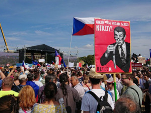 Demonstranti se před protestem na Letné sjíždějí do Prahy