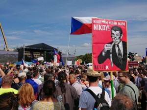 VIDEO: Na Letné podle organizátorů demonstruje čtvrt milionu lidí