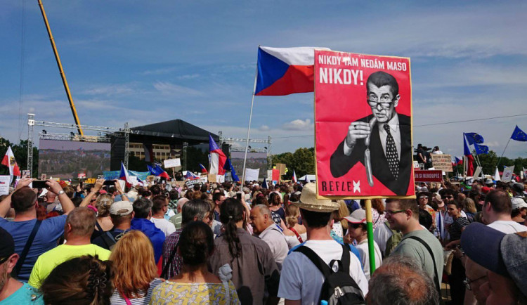 Na odpolední demonstraci proti vládě a za nezávislost justice na pražské Letné, která by podle představ organizátorů ze spolku Milion chvilek měla být největším protestem od roku 1989, se do hlavního města sjíždí lidé z celé republiky.